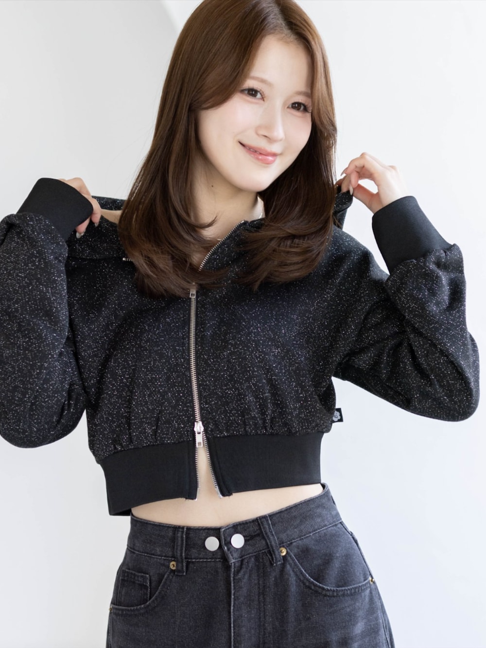 ブラック系のブーツ、ブラック系のデニムパンツ、ブラック系のパーカーを着用したレディースの夏コーディネートの8枚目の写真