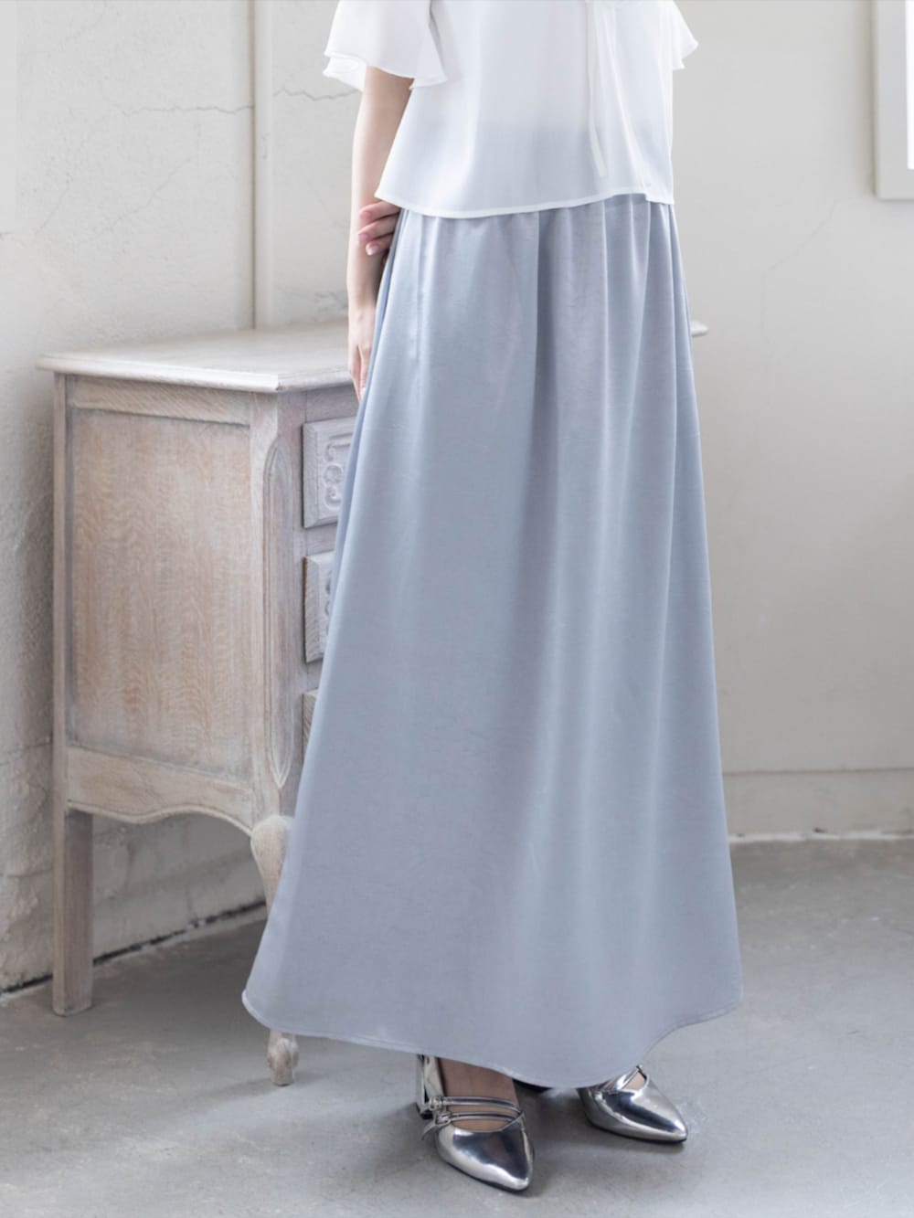 シルバー系のパンプス、グレー系のスカート、ホワイト系のシャツ/ブラウスを着用したレディースの春コーディネートの4枚目の写真
