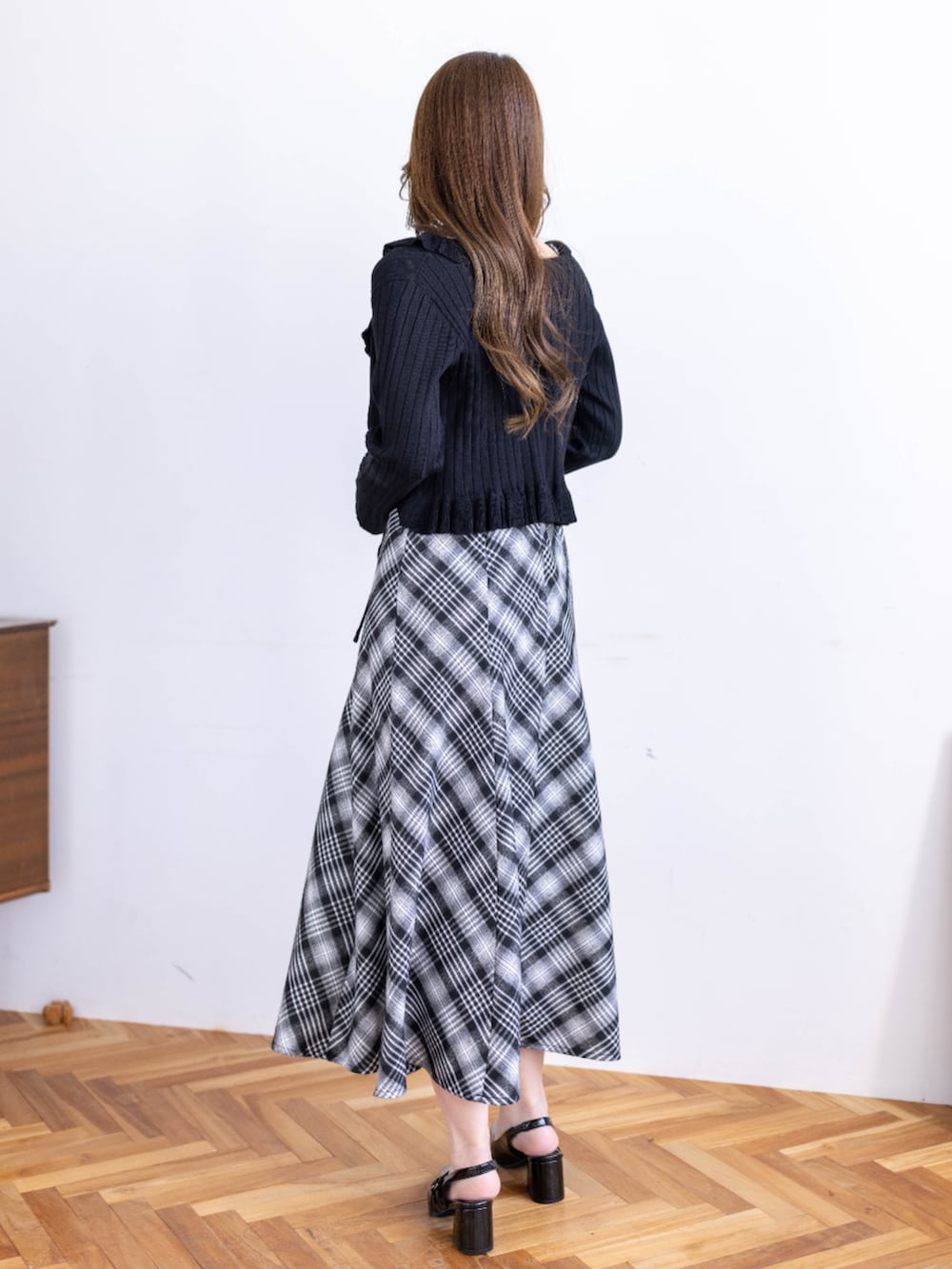 ブラック系のパンプス、ブラック系のカーディガン/ボレロ、ブラック系のワンピースを着用したレディースの春コーディネートの4枚目の写真