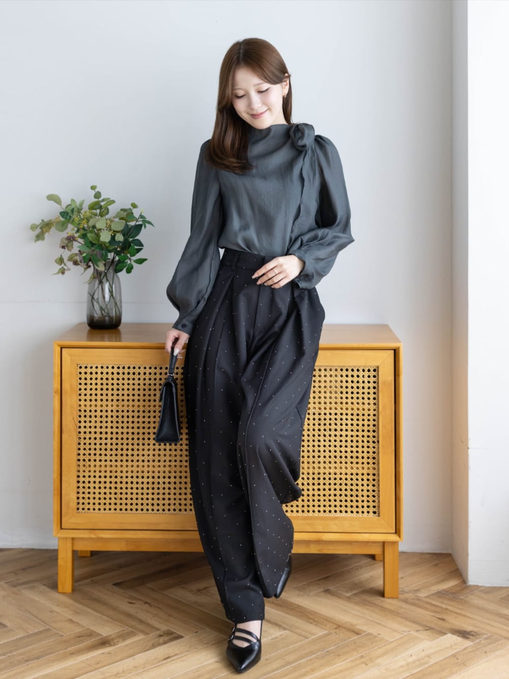 ブラック系のパンプス、ブラック系のハンドバッグ、ブラック系のその他パンツを着用したレディースの夏コーディネートの2枚目の写真