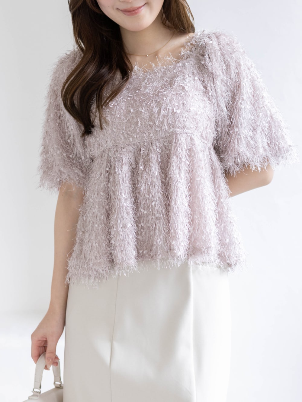 ホワイト系のスカート、ホワイト系のハンドバッグ、ホワイト系のパンプスを着用したレディースの春コーディネートの7枚目の写真