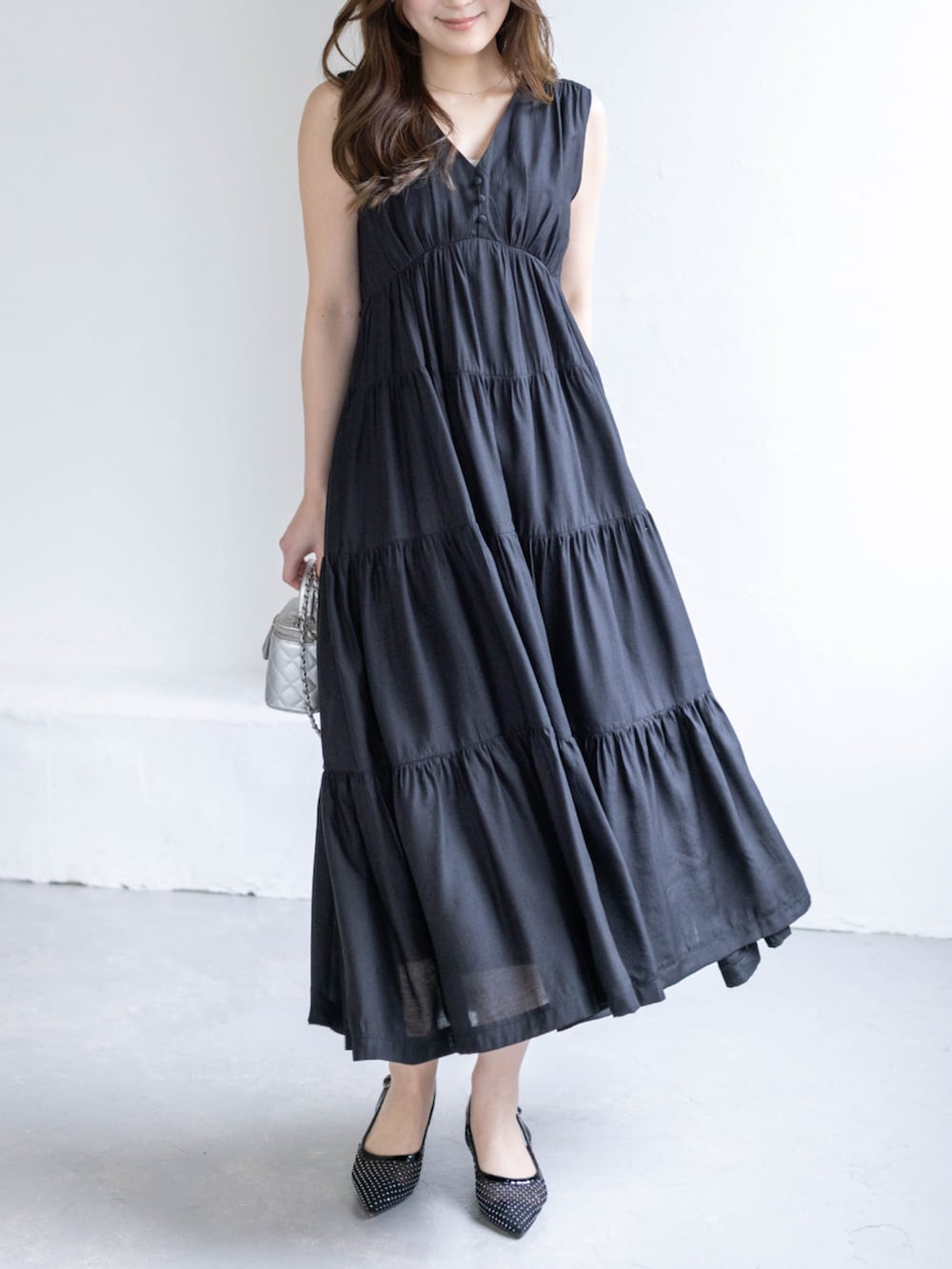 ブラック系のパンプス、ブラック系のワンピースを着用したレディースの春コーディネートの5枚目の写真