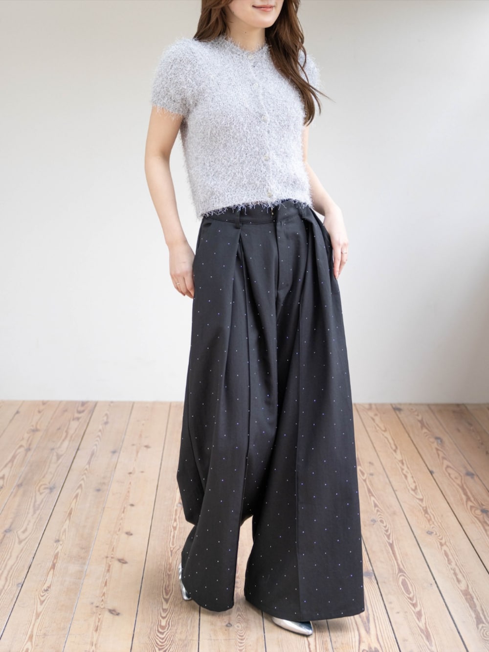 シルバー系のパンプス、ブラック系のその他パンツ、グレー系のカーディガン/ボレロを着用したレディースの春コーディネートの3枚目の写真