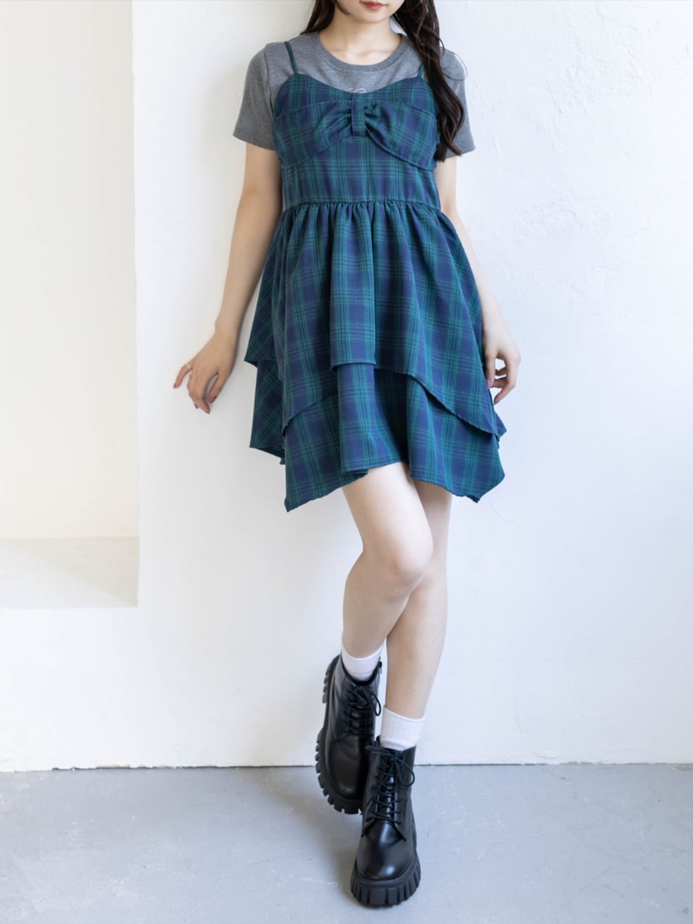 グリーン系のワンピース、ブラック系のブーツ、グレー系のTシャツ/カットソーを着用したレディースの夏コーディネートの7枚目の写真