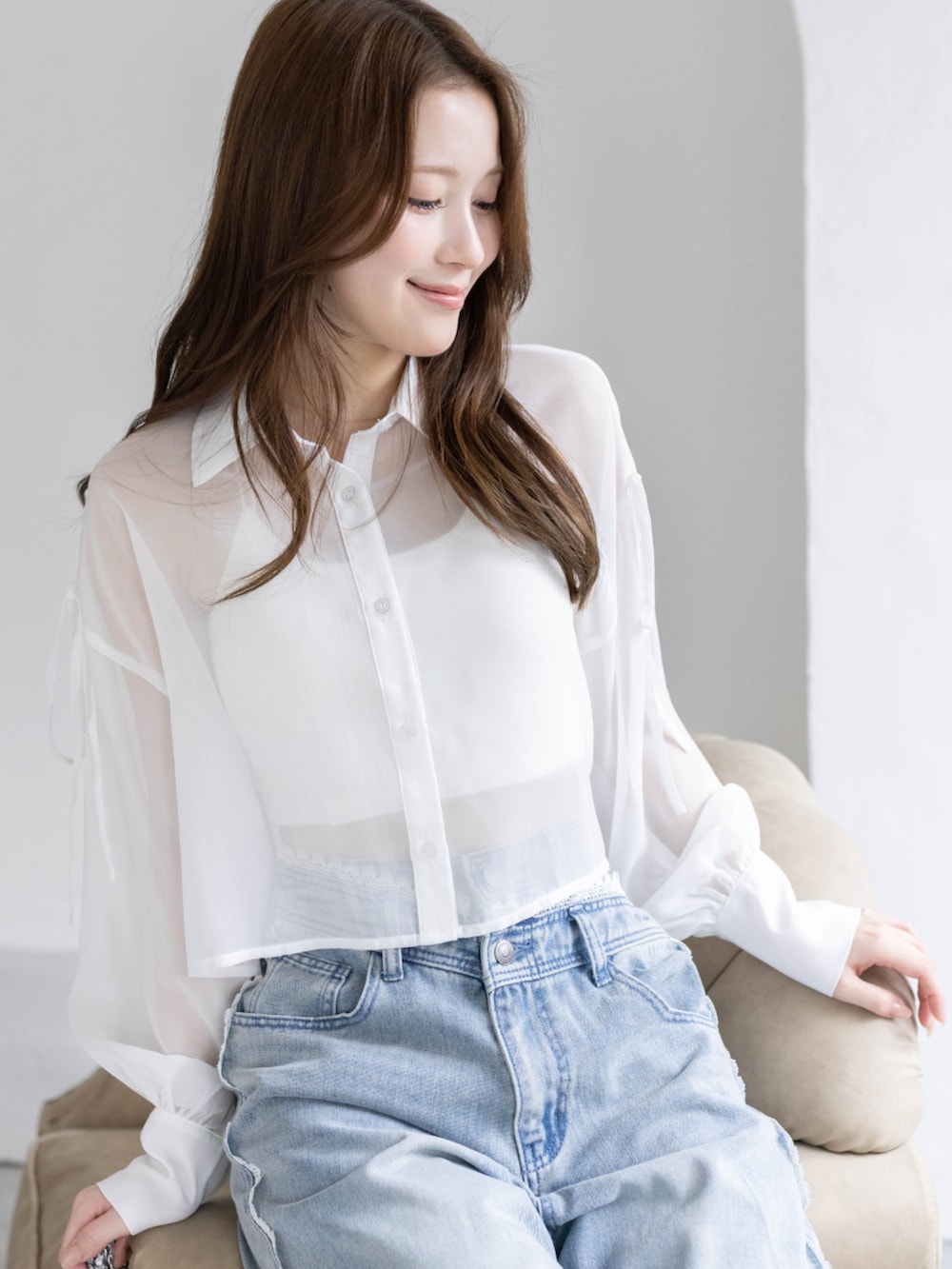 ブルー系のデニムパンツ、ホワイト系のパンプス、ホワイト系のシャツ/ブラウスを着用したレディースの春コーディネートの4枚目の写真