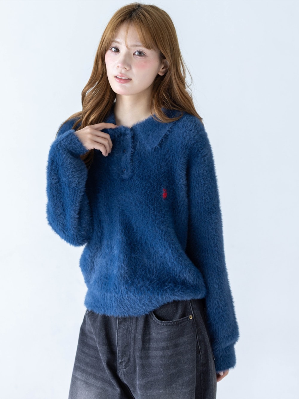 ブラック系のデニムパンツ、イエロー系のスニーカー、ブルー系のニット/セーターを着用したレディースの秋コーディネートの8枚目の写真