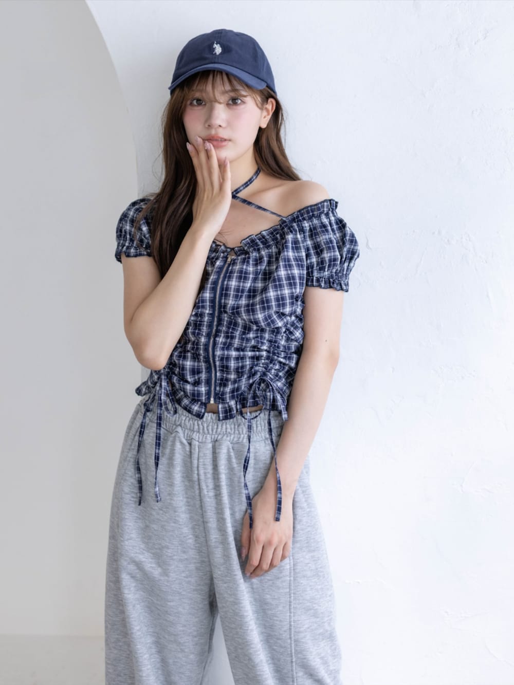 グレー系のスウェットパンツ、ブルー系のシャツ/ブラウス、ブルー系のキャップを着用したレディースの春コーディネートの4枚目の写真