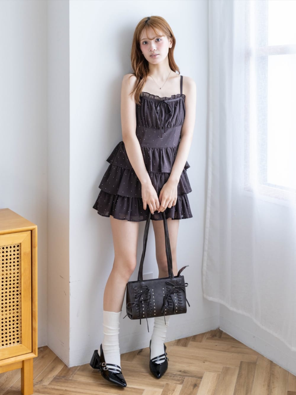 ブラック系のパンプス、ブラウン系のワンピースを着用したレディースの夏コーディネートの2枚目の写真