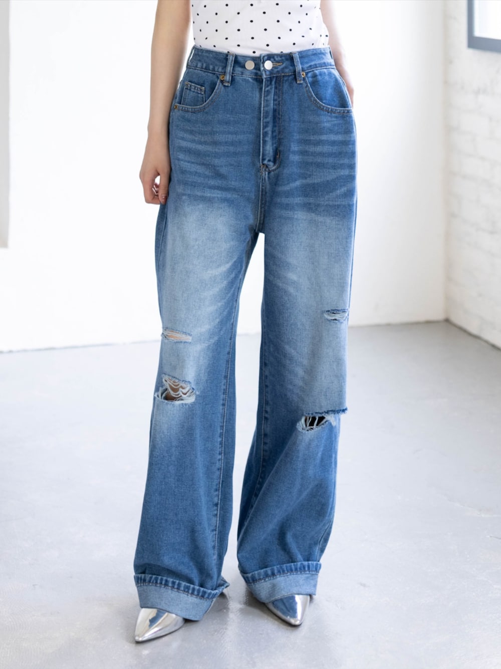 シルバー系のパンプス、ホワイト系のTシャツ/カットソー、ブルー系のデニムパンツを着用したレディースの夏コーディネートの7枚目の写真