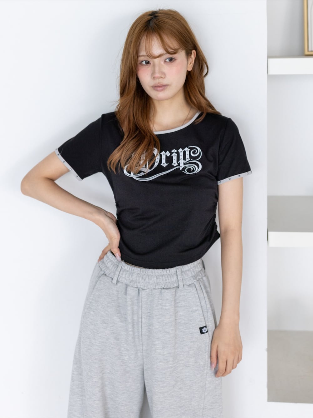 ゴールド系のスニーカー、グレー系のスウェットパンツ、ブラック系のTシャツ/カットソーを着用したレディースの夏コーディネートの6枚目の写真