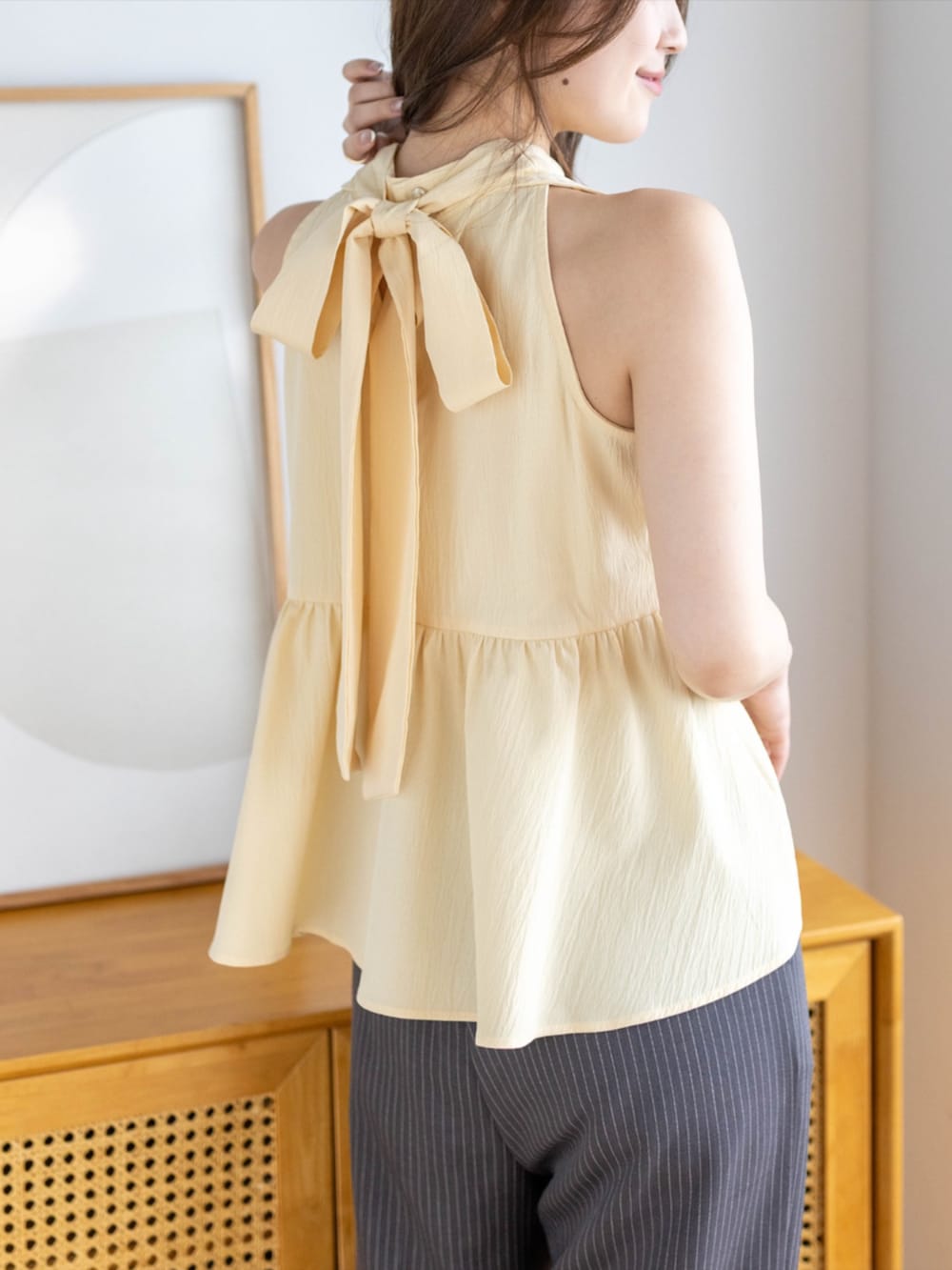 ホワイト系のパンプス、グレー系のスラックス、イエロー系のシャツ/ブラウスを着用したレディースの夏コーディネートの4枚目の写真