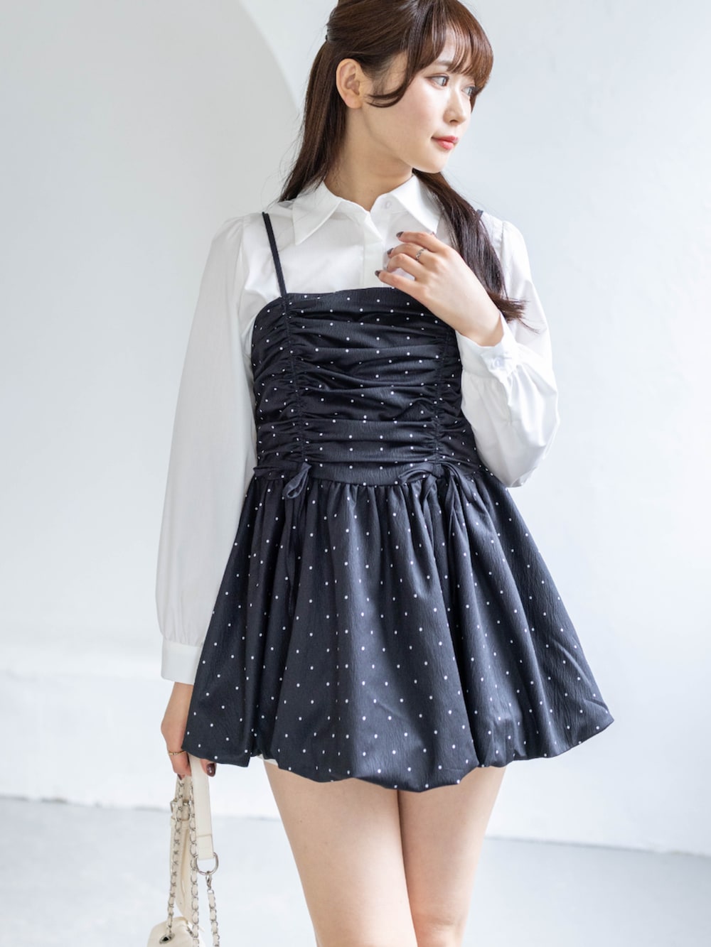 ブラック系のブーツ、ホワイト系のショルダーバッグ、ホワイト系のシャツ/ブラウスを着用したレディースの春コーディネートの5枚目の写真