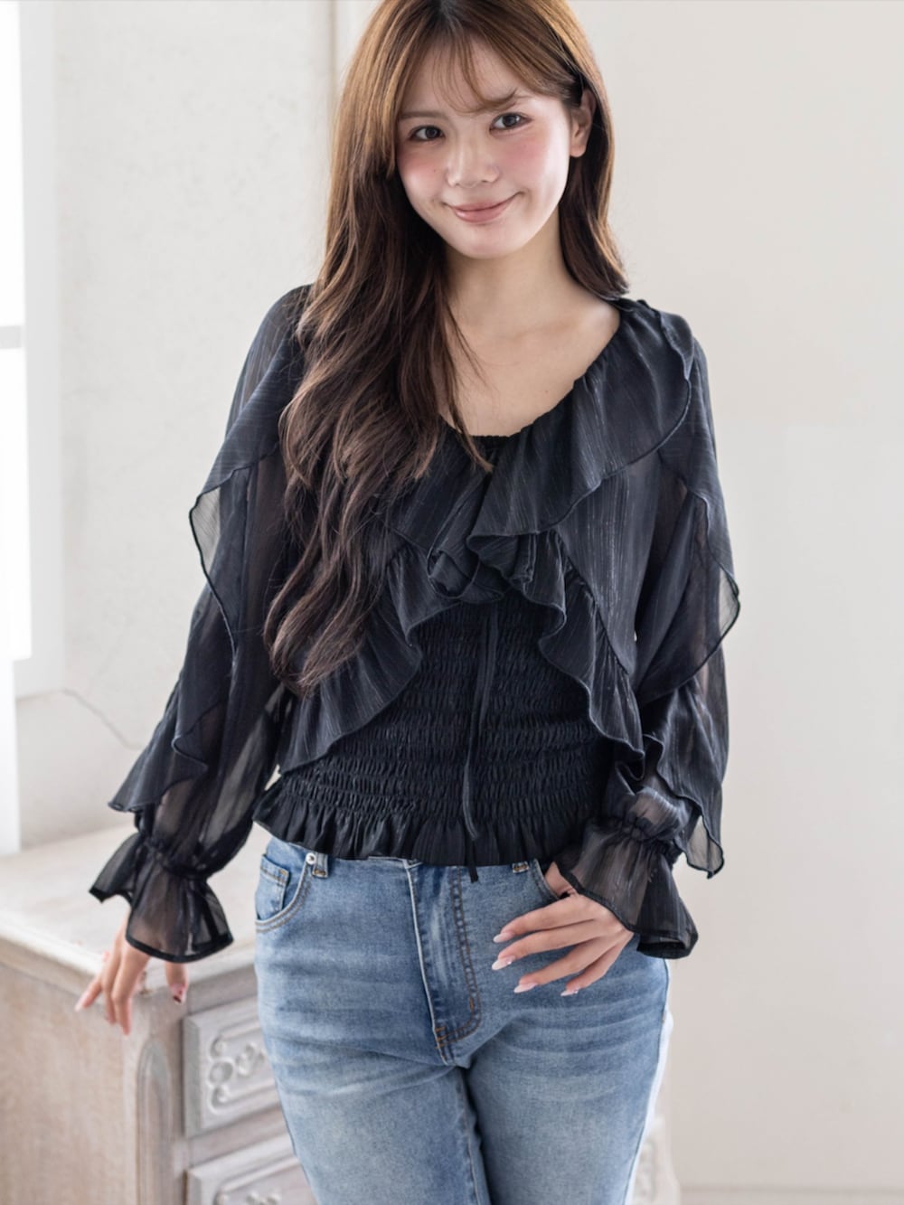 ブルー系のデニムパンツ、ブラック系のパンプス、ブラック系のシャツ/ブラウスを着用したレディースの春コーディネートの4枚目の写真