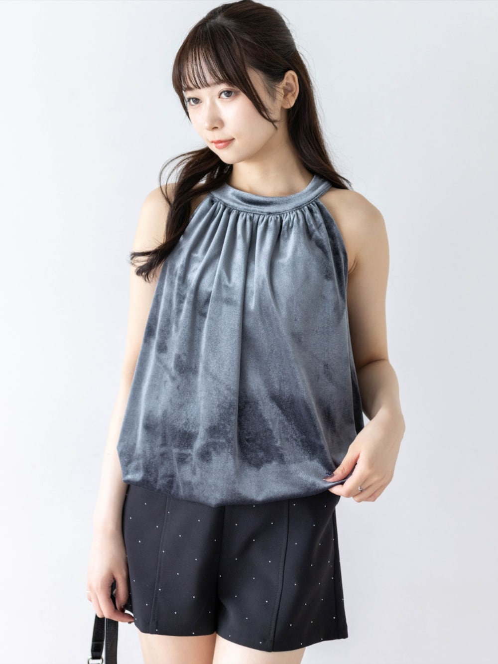ブラック系のその他パンツ、グレー系のTシャツ/カットソーを着用したレディースの夏コーディネートの6枚目の写真