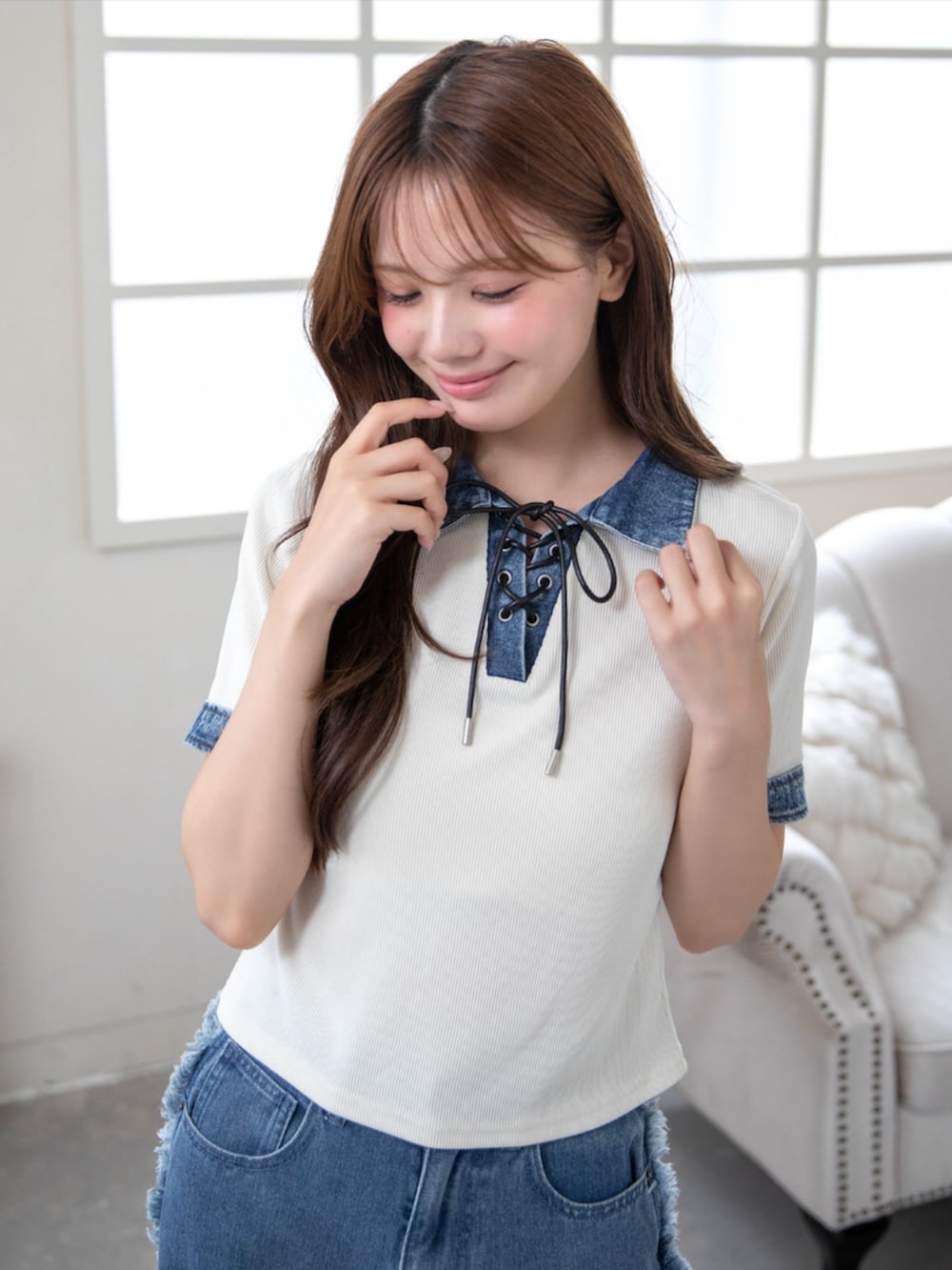 ホワイト系のスニーカー、ホワイト系のTシャツ/カットソー、ブルー系のデニムパンツを着用したレディースの春コーディネートの4枚目の写真