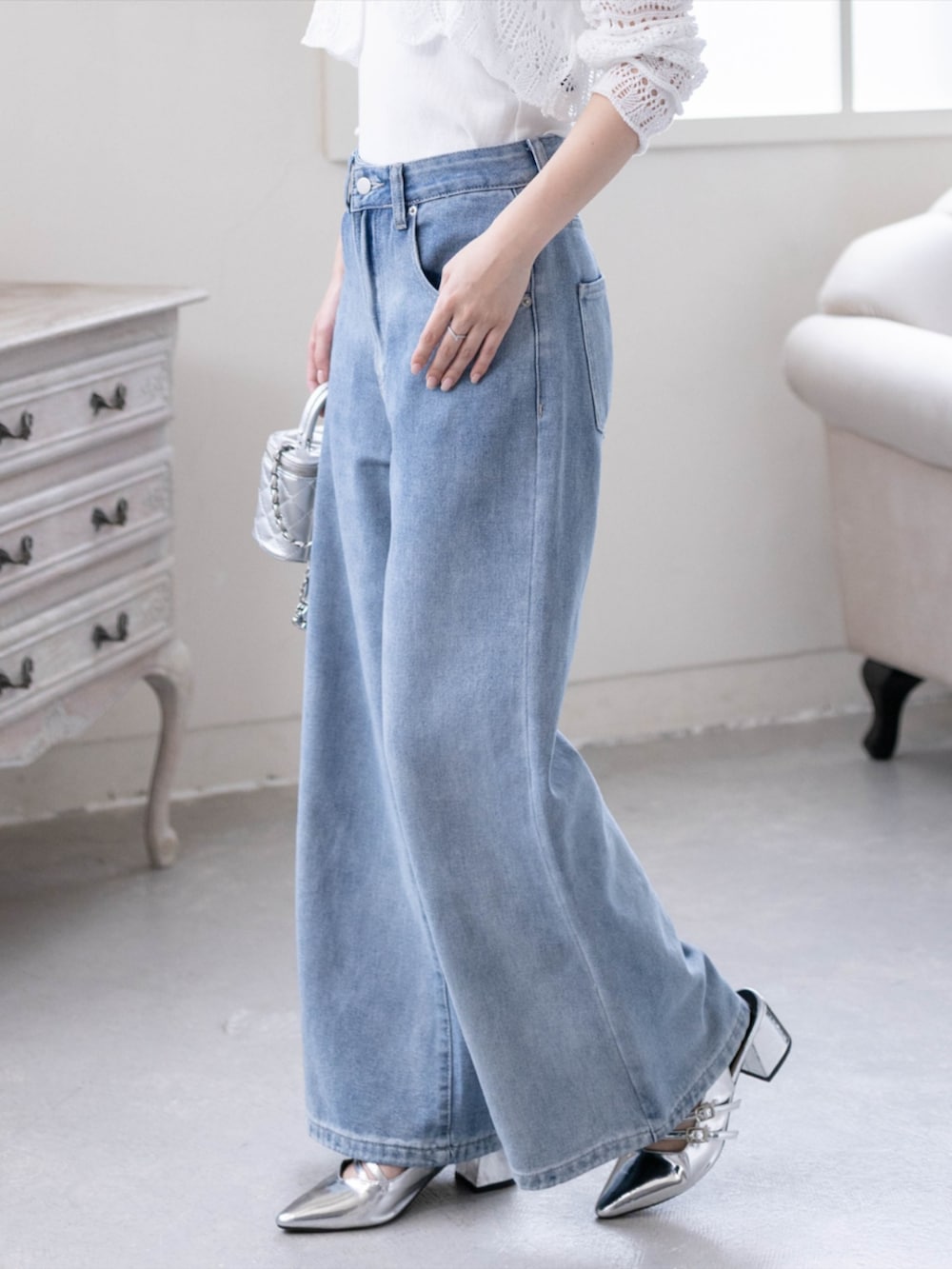 シルバー系のパンプス、ブルー系のデニムパンツ、ホワイト系のニット/セーターを着用したレディースの春コーディネートの7枚目の写真