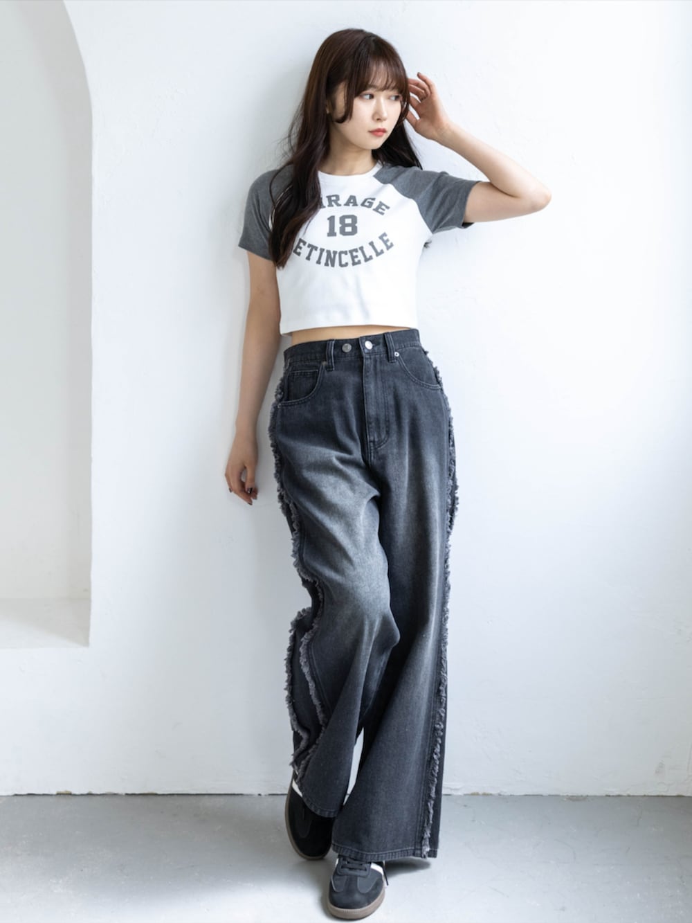 ブラック系のスニーカー、ブラック系のデニムパンツ、グレー系のTシャツ/カットソーを着用したレディースの春コーディネートの2枚目の写真