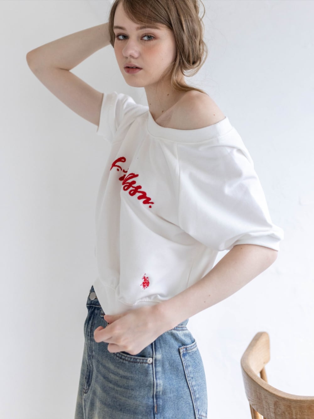 ブラック系のブーツ、ホワイト系のTシャツ/カットソー、ブルー系のデニムスカートを着用したレディースの夏コーディネートの9枚目の写真