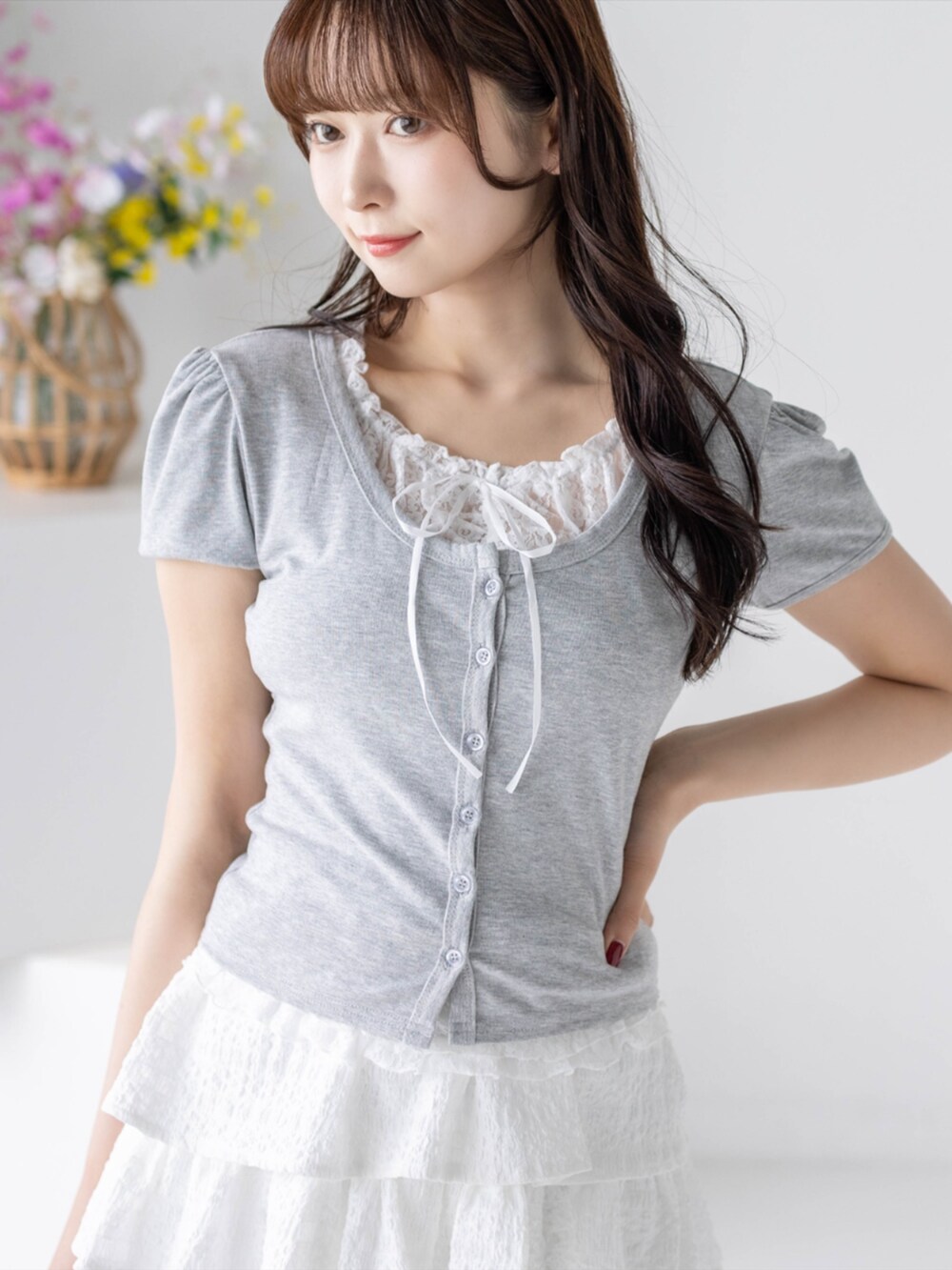 シルバー系のパンプス、ホワイト系のその他パンツ、グレー系のTシャツ/カットソーを着用したレディースの春コーディネートの3枚目の写真