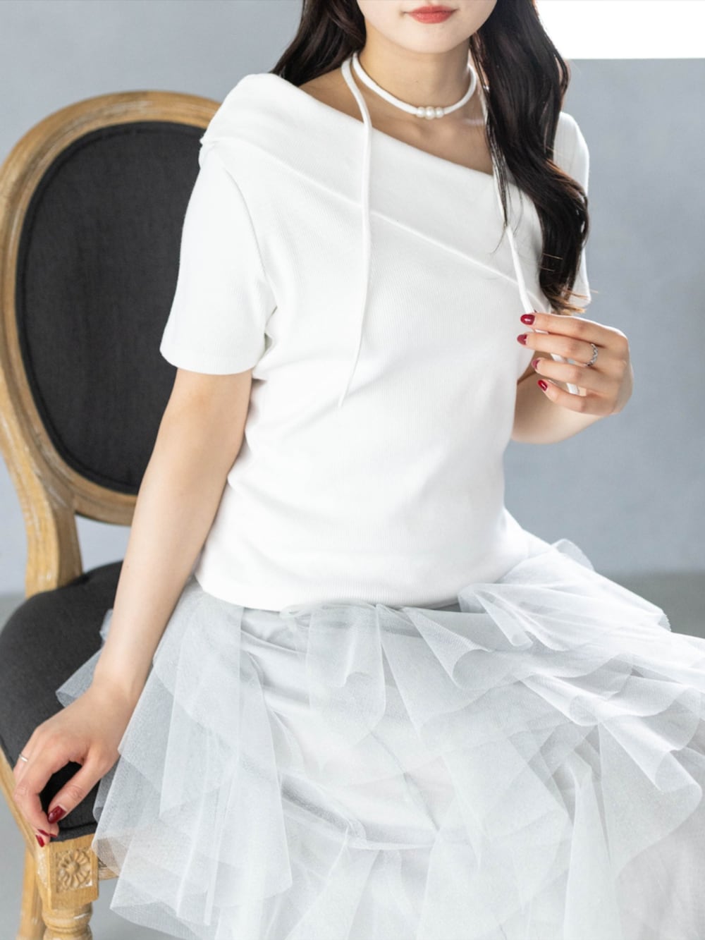 ホワイト系のパンプス、ホワイト系のTシャツ/カットソー、グレー系のスカートを着用したレディースの春コーディネートの3枚目の写真