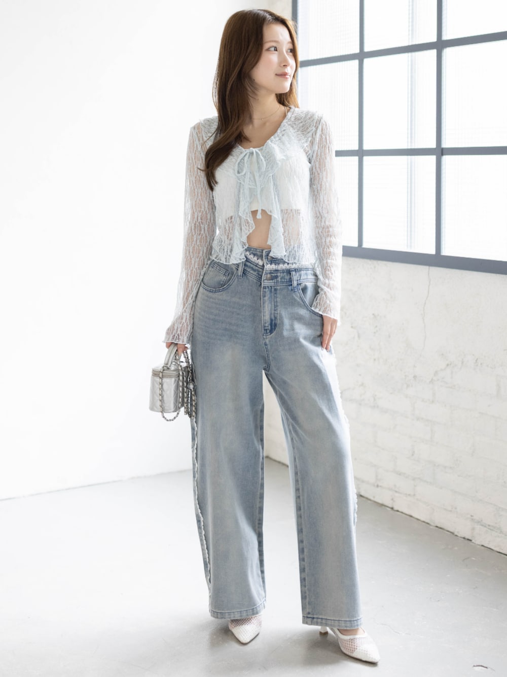 ホワイト系のパンプス、ブルー系のTシャツ/カットソー、ブルー系のデニムパンツを着用したレディースの春コーディネートの3枚目の写真