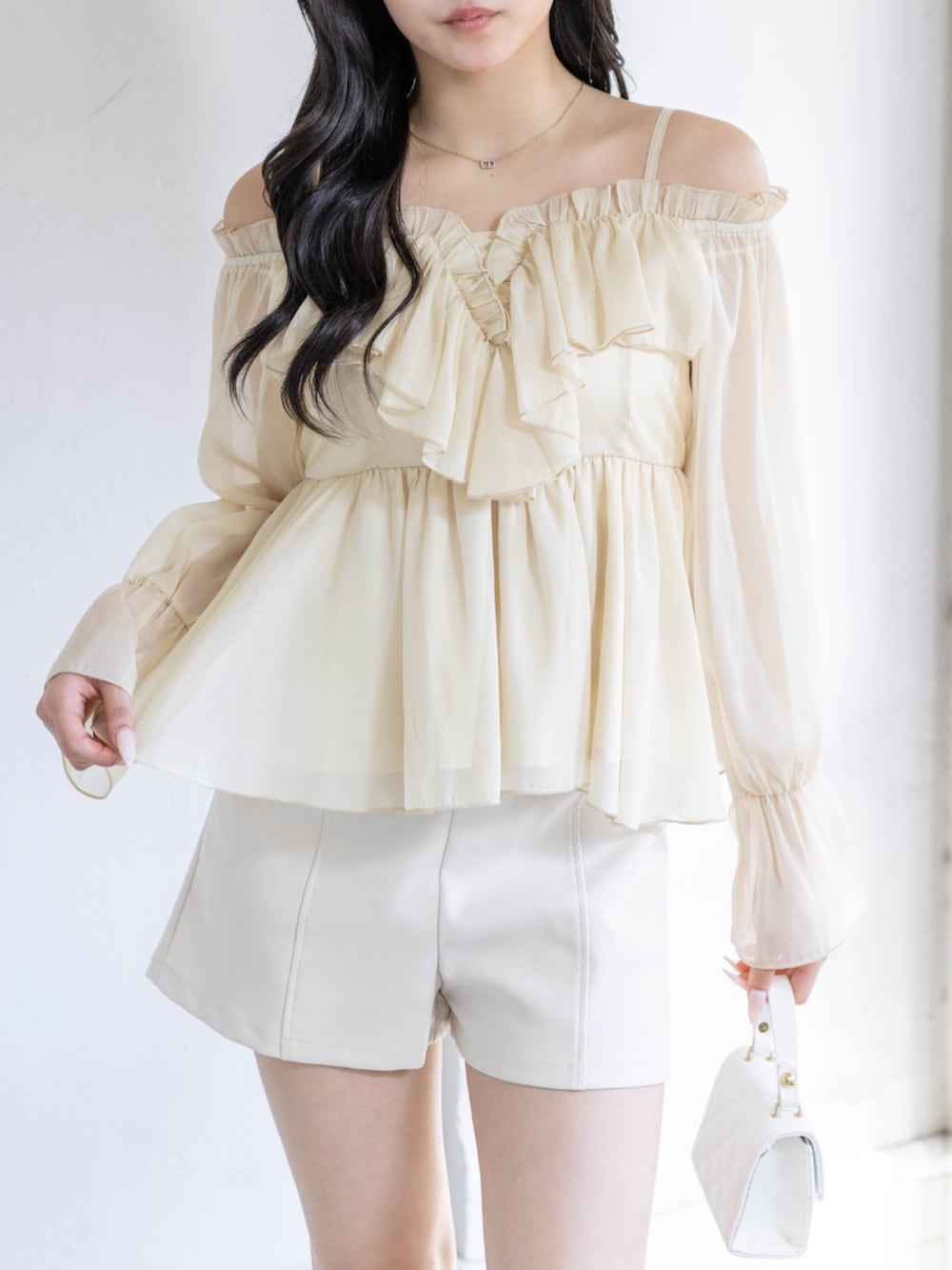 ベージュ系のブーツ、ホワイト系のその他パンツ、イエロー系のシャツ/ブラウスを着用したレディースの春コーディネートの4枚目の写真