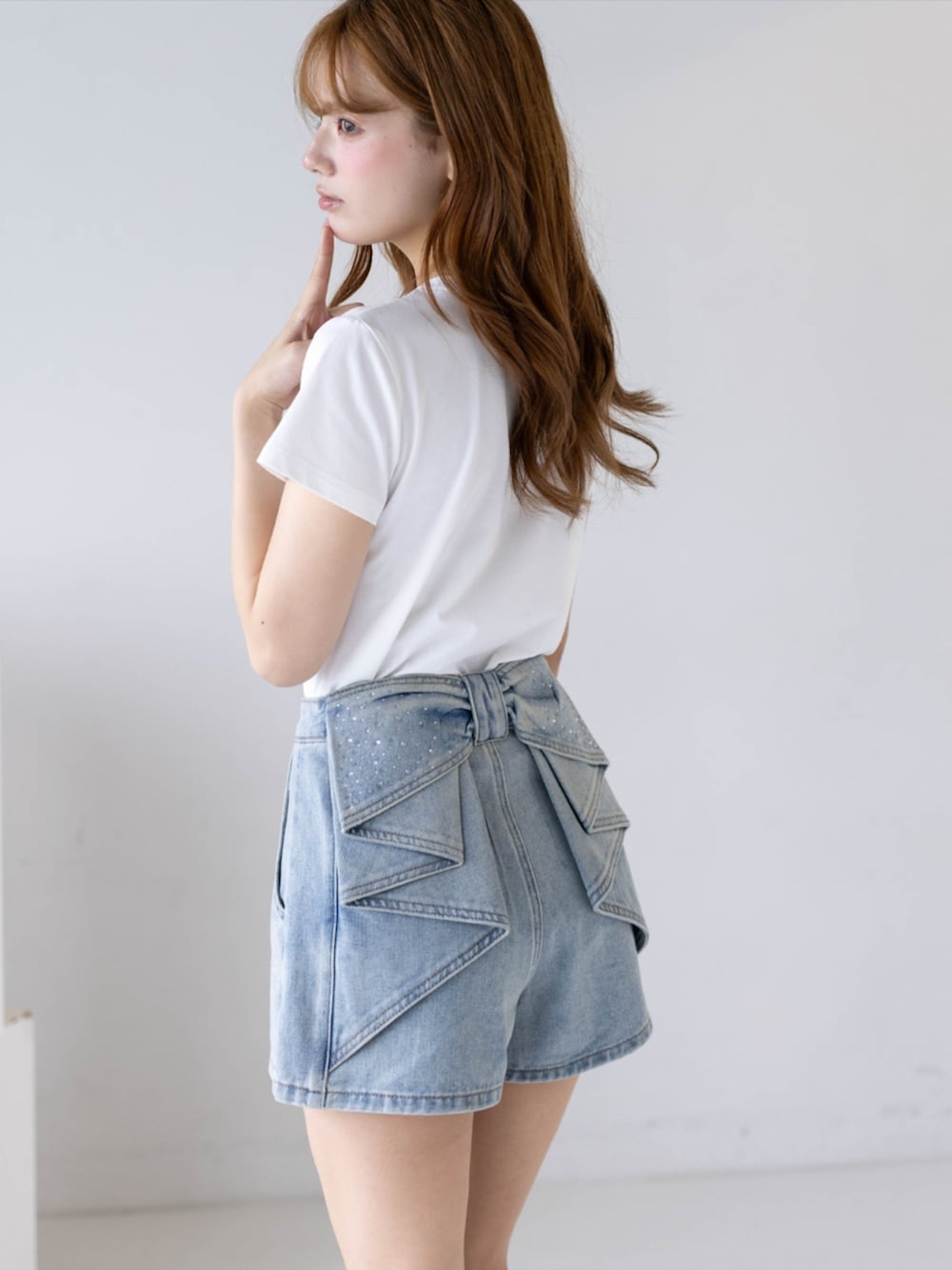 ホワイト系のTシャツ/カットソー、ホワイト系のサンダル、ブルー系のデニムパンツを着用したレディースの夏コーディネートの5枚目の写真