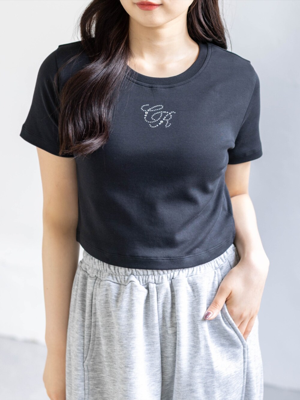 ホワイト系のスニーカー、グレー系のスウェットパンツ、ブラック系のTシャツ/カットソーを着用したレディースの夏コーディネートの7枚目の写真