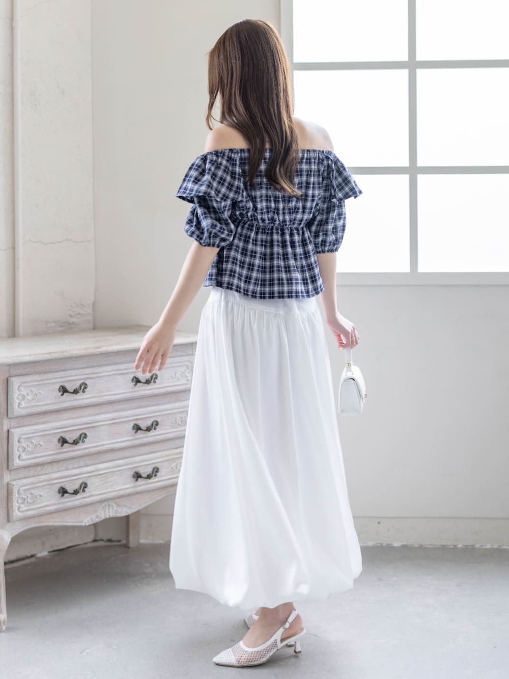 ホワイト系のスカート、ホワイト系のパンプス、ブルー系のシャツ/ブラウスを着用したレディースの春コーディネートの5枚目の写真