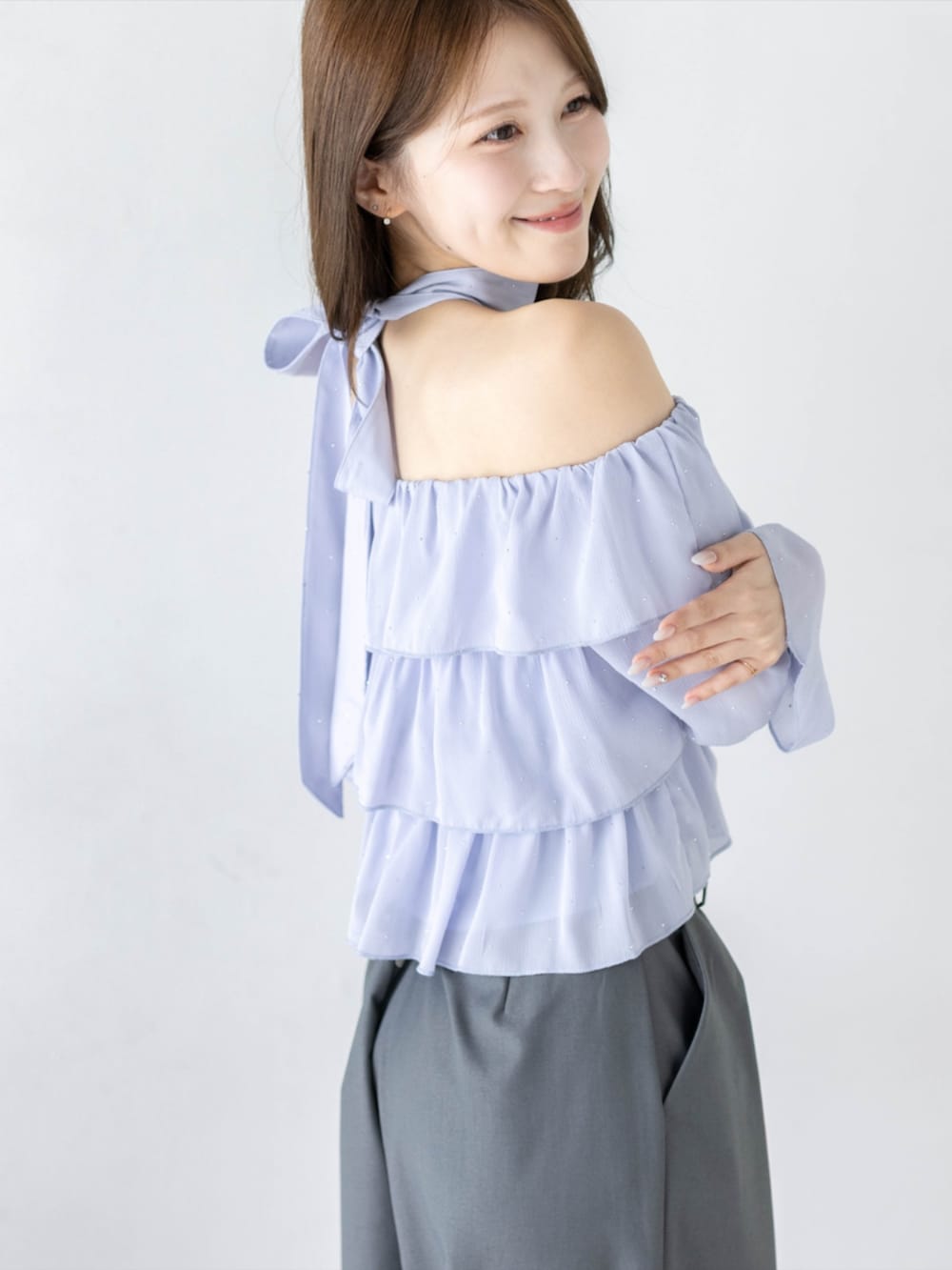シルバー系のパンプス、グレー系のその他パンツ、ブルー系のシャツ/ブラウスを着用したレディースの夏コーディネートの9枚目の写真
