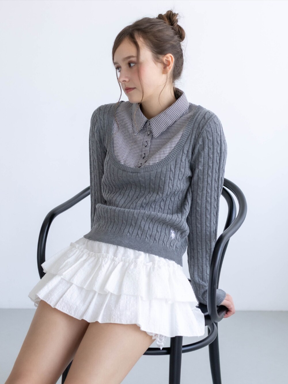 レッド系のパンプス、ホワイト系のスカート、グレー系のニット/セーターを着用したレディースの秋コーディネートの4枚目の写真