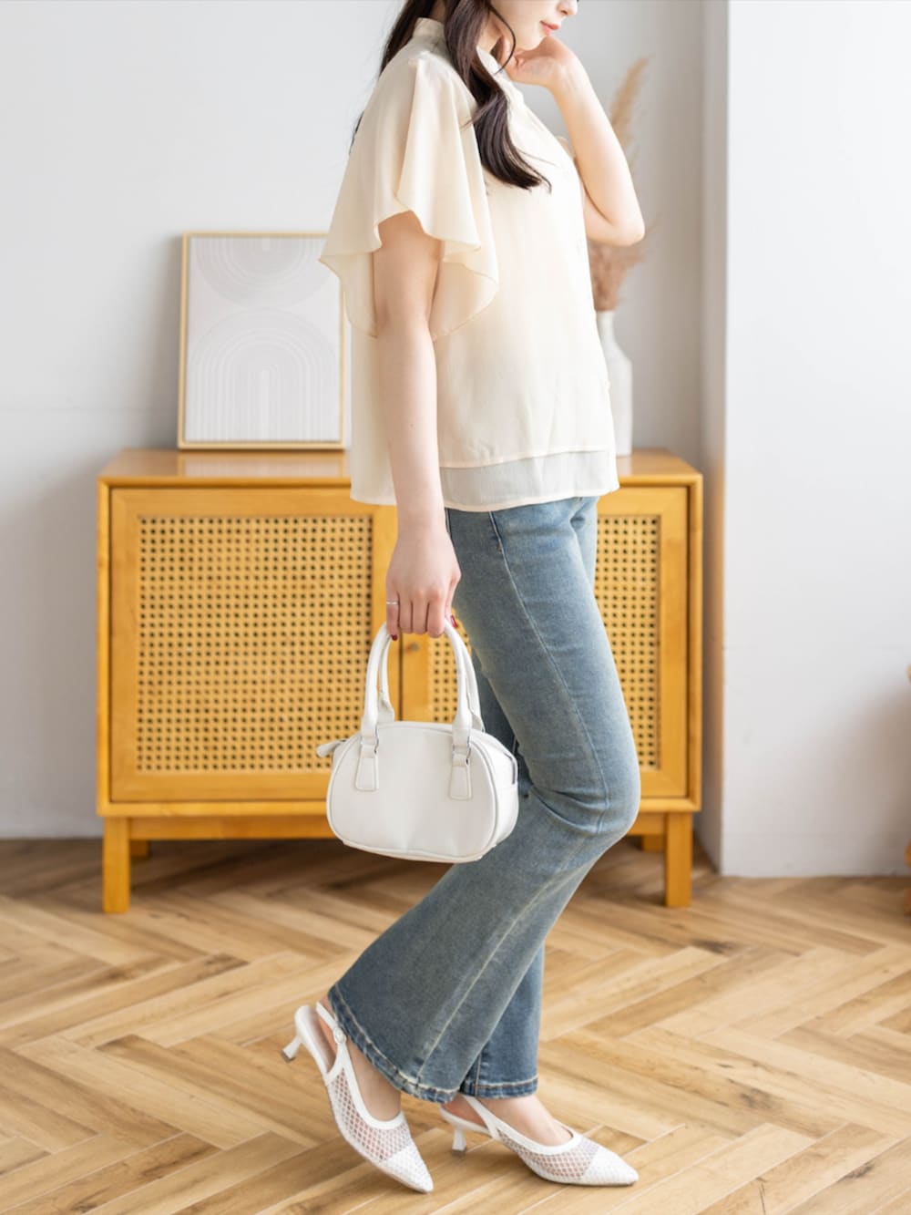 ブルー系のデニムパンツ、ホワイト系のパンプス、イエロー系のシャツ/ブラウスを着用したレディースの夏コーディネートの3枚目の写真