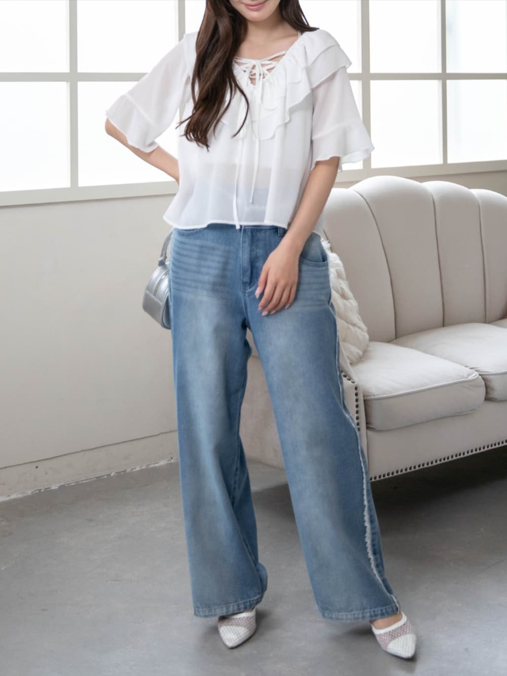 ホワイト系のパンプス、ブルー系のデニムパンツ、ホワイト系のシャツ/ブラウスを着用したレディースの夏コーディネートの5枚目の写真