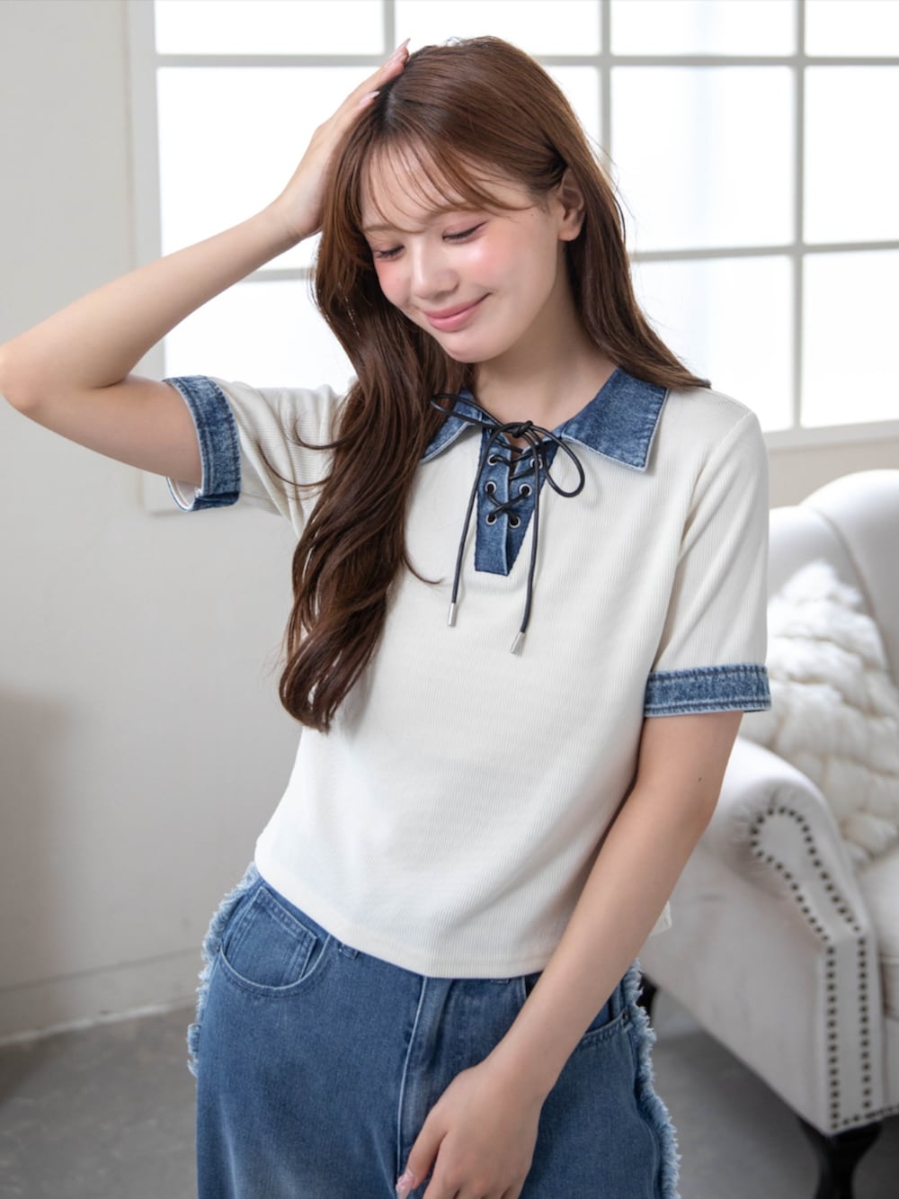 ホワイト系のスニーカー、ホワイト系のTシャツ/カットソー、ブルー系のデニムパンツを着用したレディースの春コーディネートの3枚目の写真