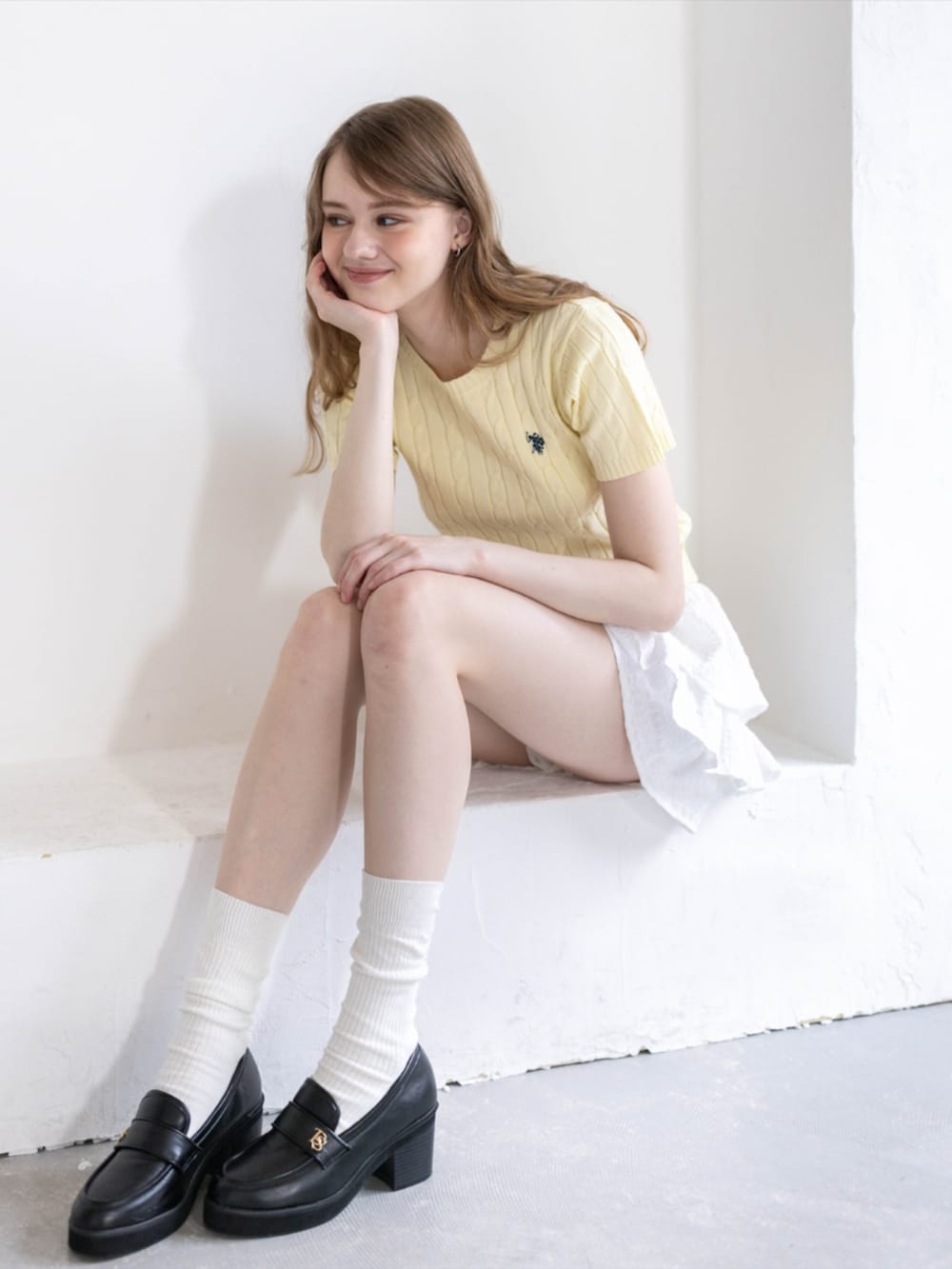 ホワイト系のその他パンツ、ブラック系のローファー、イエロー系のニット/セーターを着用したレディースの夏コーディネートの3枚目の写真