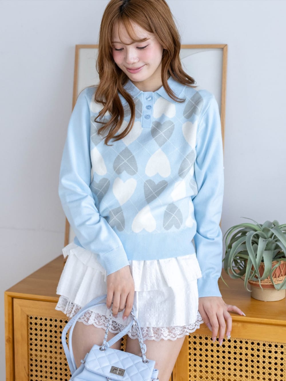 シルバー系のパンプス、ホワイト系のスカート、ブルー系のニット/セーターを着用したレディースの秋コーディネートの5枚目の写真