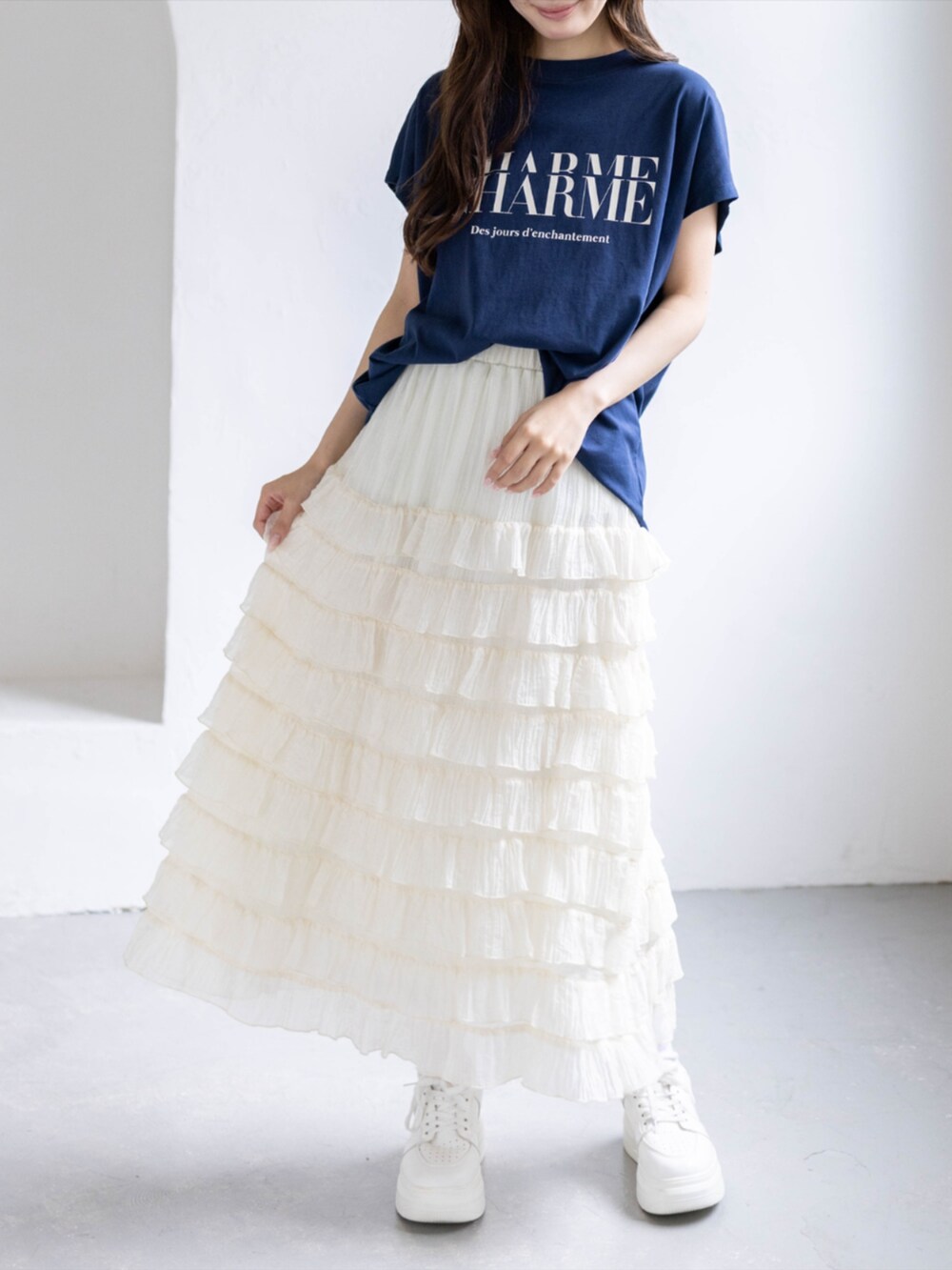 ホワイト系のスカート、ブルー系のTシャツ/カットソーを着用したレディースの夏コーディネートの2枚目の写真