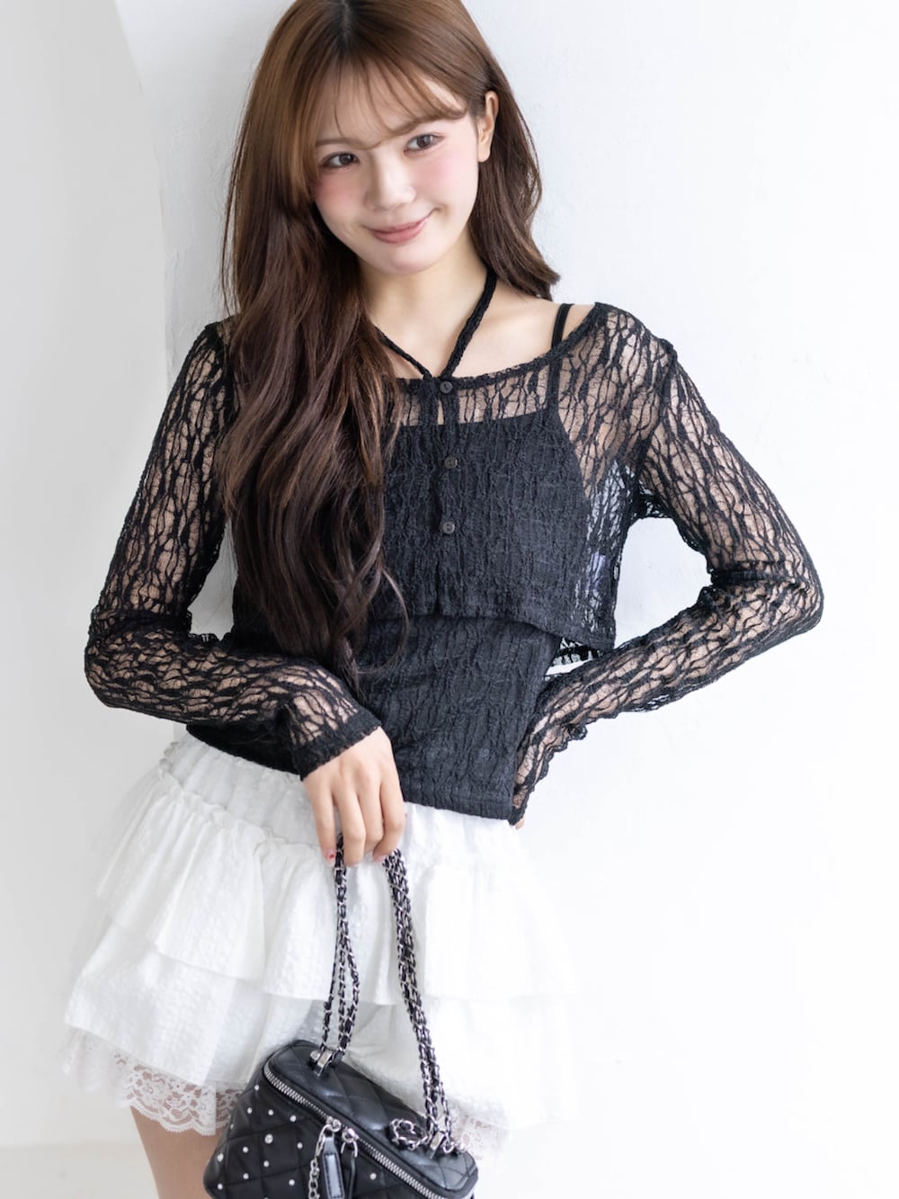 ブラック系のパンプス、ブラック系のショルダーバッグ、ブラック系のカーディガン/ボレロを着用したレディースの春コーディネートの5枚目の写真