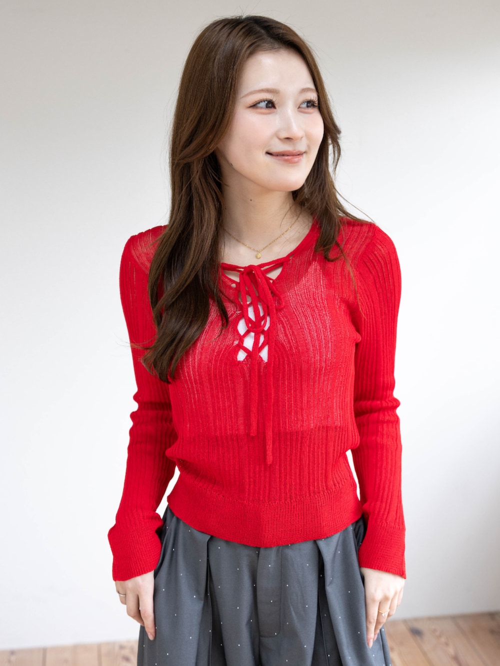 シルバー系のパンプス、レッド系のニット/セーター、グレー系のその他パンツを着用したレディースの春コーディネートの6枚目の写真