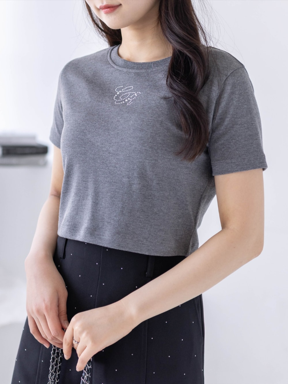 ブラック系のブーツ、ブラック系のその他パンツ、グレー系のTシャツ/カットソーを着用したレディースの春コーディネートの6枚目の写真
