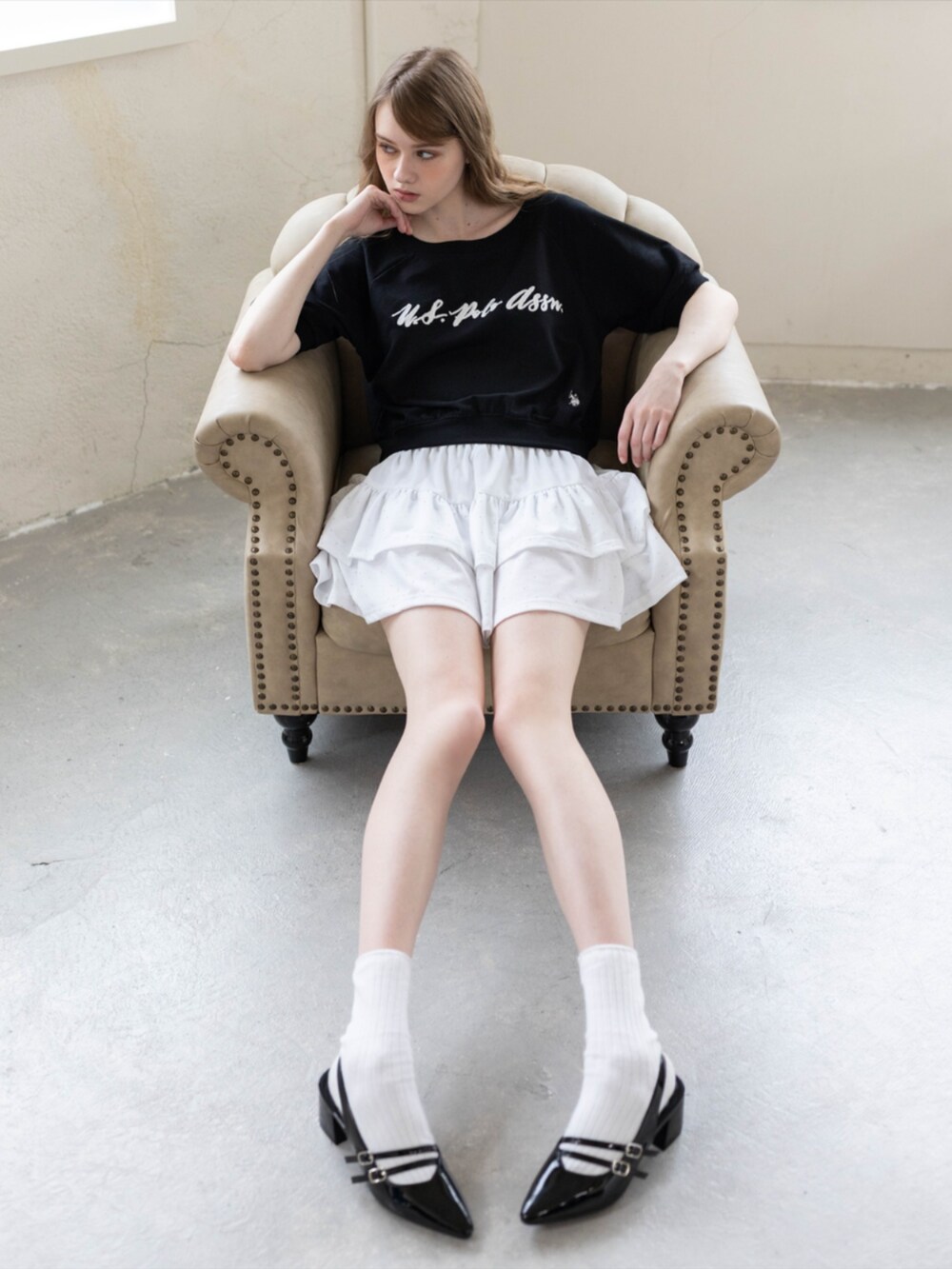 ブラック系のパンプス、ホワイト系のスカート、ブラック系のTシャツ/カットソーを着用したレディースの夏コーディネートの4枚目の写真