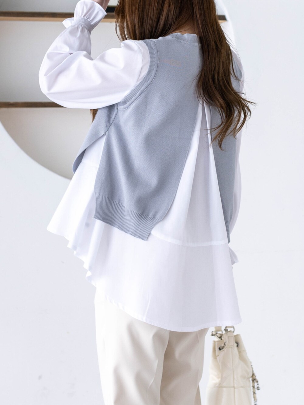 ホワイト系のその他パンツ、グレー系のシャツ/ブラウスを着用したレディースの冬コーディネートの5枚目の写真