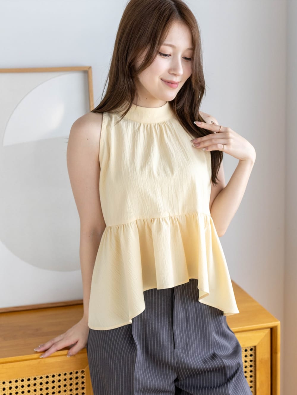ホワイト系のパンプス、グレー系のスラックス、イエロー系のシャツ/ブラウスを着用したレディースの夏コーディネートの5枚目の写真