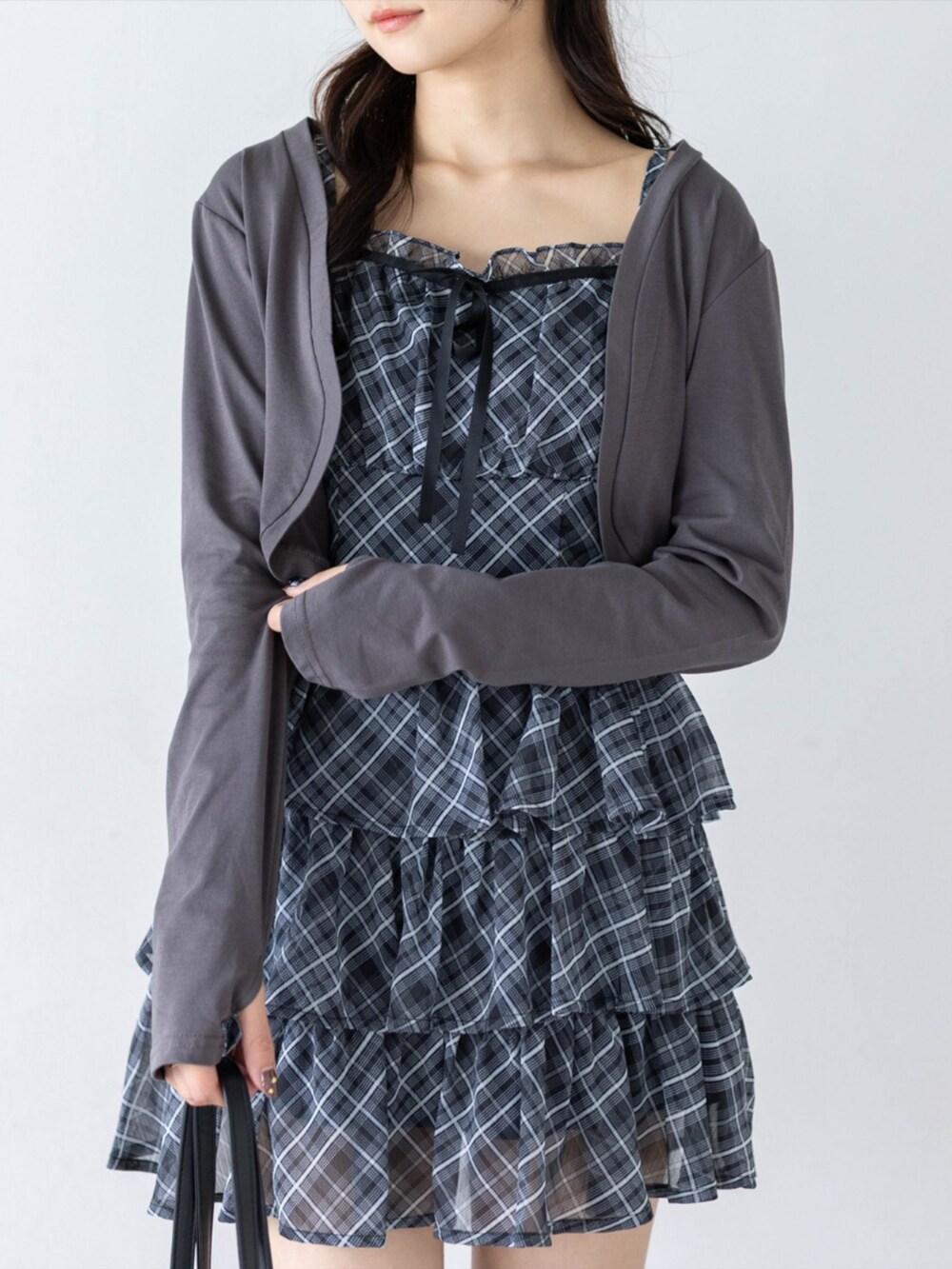 グレー系のブーツ、ブラック系のショルダーバッグ、ブラック系のワンピースを着用したレディースの夏コーディネートの8枚目の写真