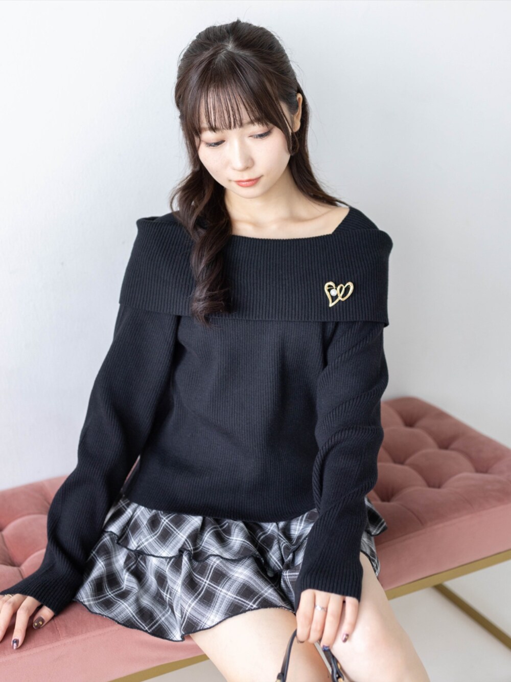ブラック系のスカート、ブラック系のパンプス、ブラック系のニット/セーターを着用したレディースの秋コーディネートの8枚目の写真