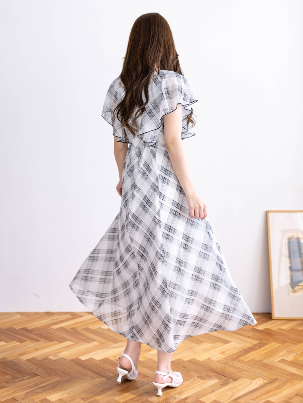 ホワイト系のパンプス、ホワイト系のワンピースを着用したレディースの春コーディネートの4枚目の写真