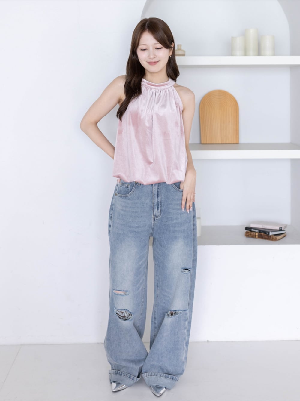 シルバー系のパンプス、ブルー系のデニムパンツ、ピンク系のTシャツ/カットソーを着用したレディースの夏コーディネートの2枚目の写真