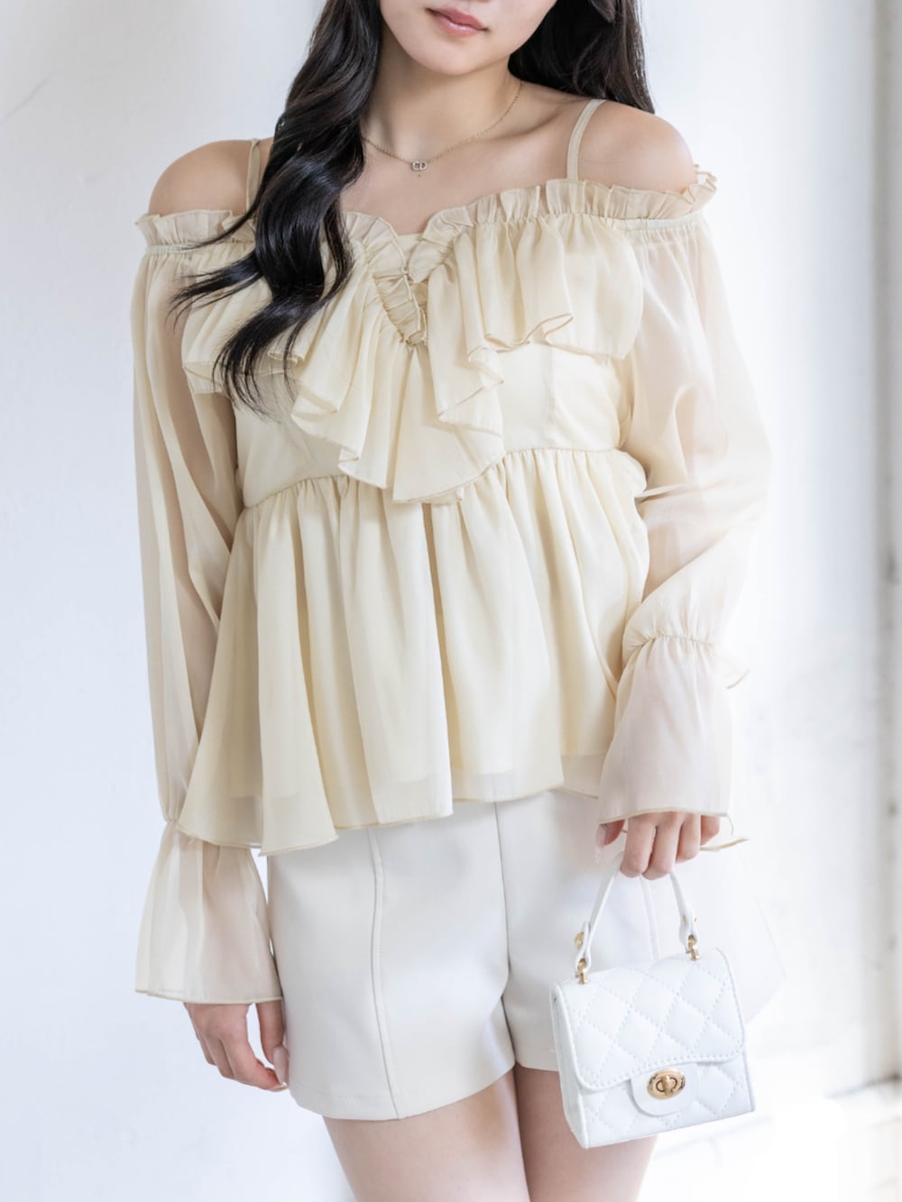 ベージュ系のブーツ、ホワイト系のその他パンツ、イエロー系のシャツ/ブラウスを着用したレディースの春コーディネートの5枚目の写真