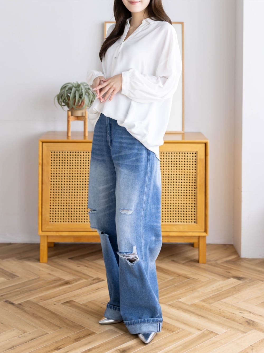 シルバー系のパンプス、ブルー系のデニムパンツ、ホワイト系のシャツ/ブラウスを着用したレディースの夏コーディネートの5枚目の写真