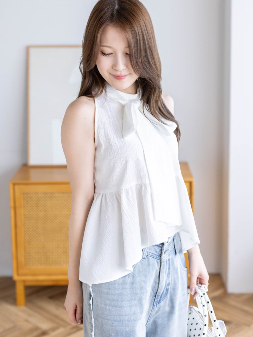 ブルー系のデニムパンツ、ホワイト系のパンプス、ホワイト系のシャツ/ブラウスを着用したレディースの夏コーディネートの5枚目の写真